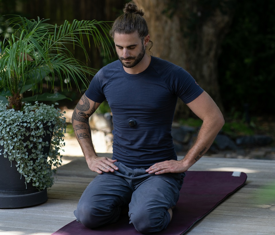 Mężczyzna wykonuje ćwiczenia oddechowe przeponowe tak jak w Prana Mind Karoliny Barc